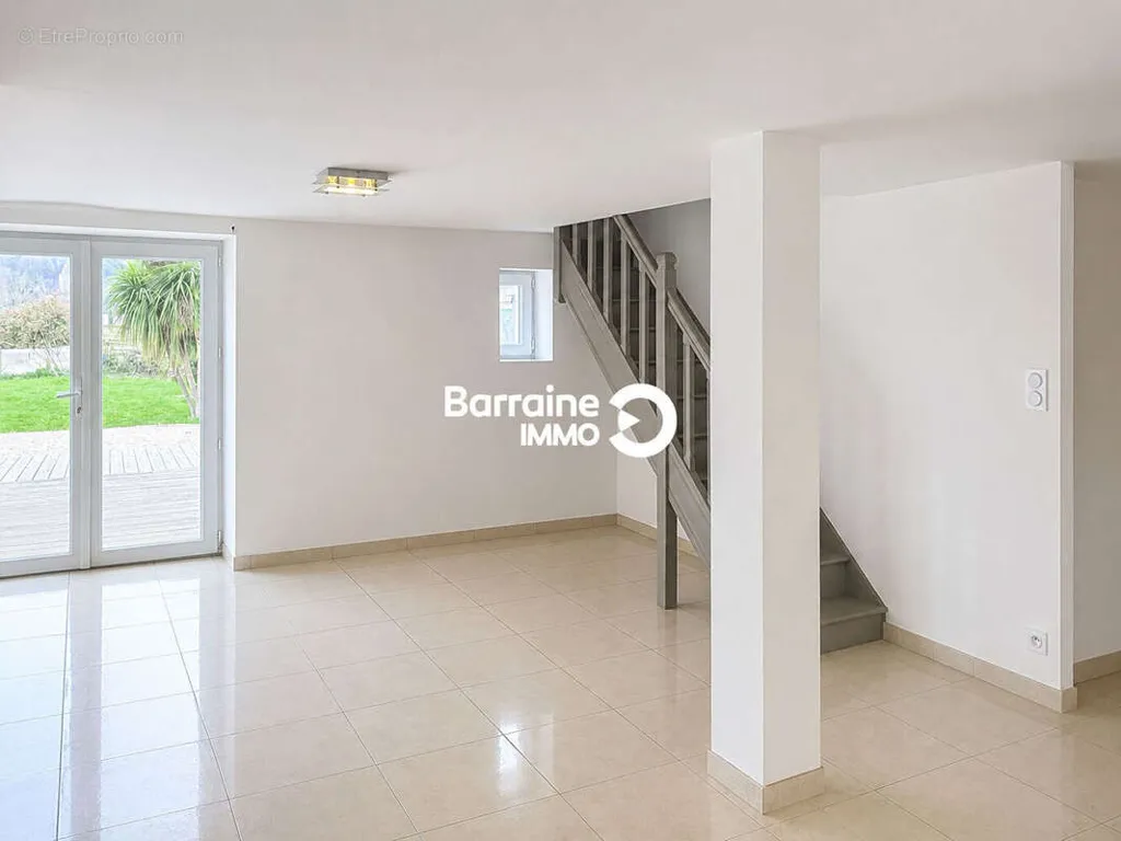 Living Room - Townhouse in Stone with Garden in Baud