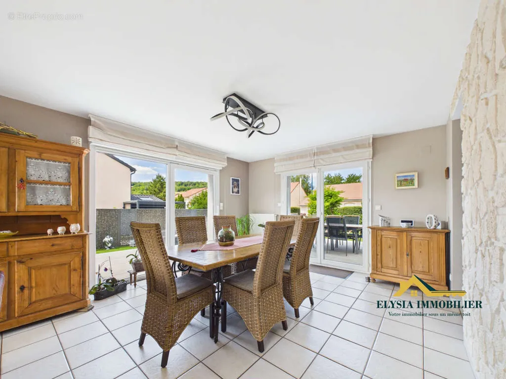 Salle à manger - Maison Luxueuse avec Terrasse à Ludres