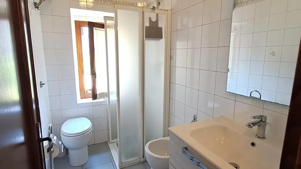 Salles de bain - Rustic-Style Terraced Apartment near Castellina