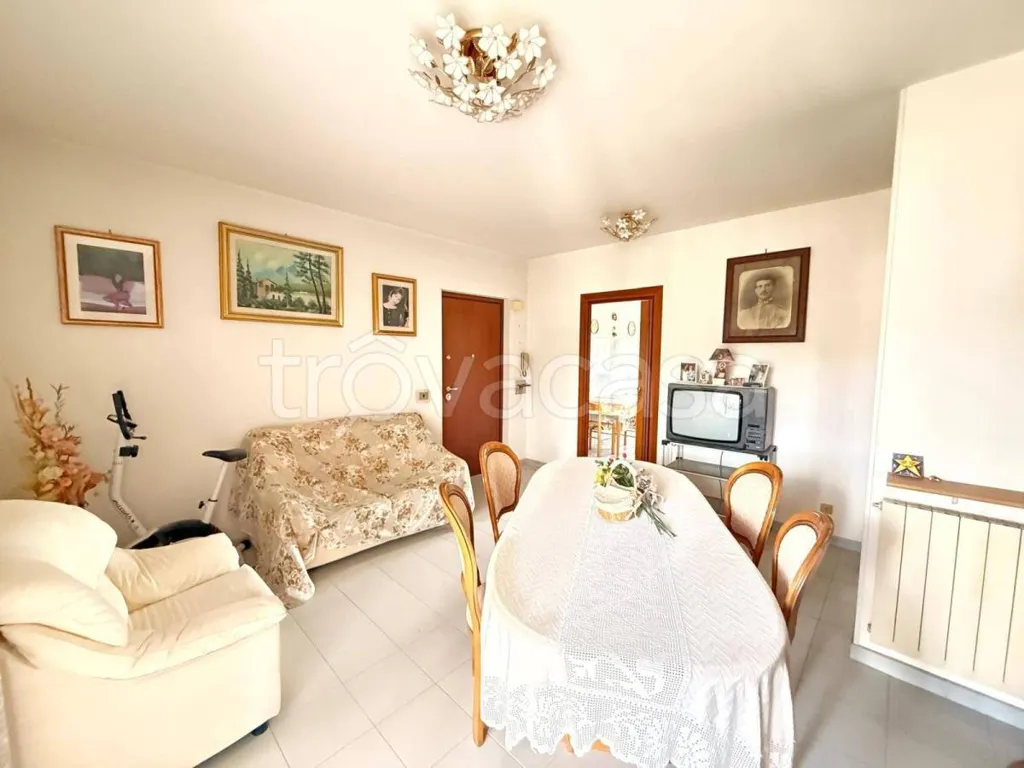 Salle à manger - Apartment with Balcony in Villa Reatina, Rieti