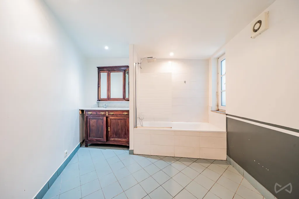 Salles de bain - Appartement de 2 Chambres au Rez-de-Chaussée avec Cour à Evere