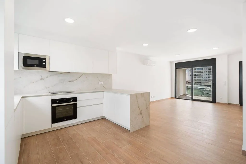 Kitchen - Luxury Apartment with Marina Access in Empuriabrava