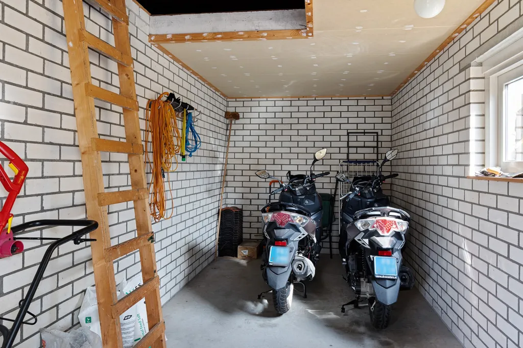 Garage - Detached House with Carport in Buitenpost