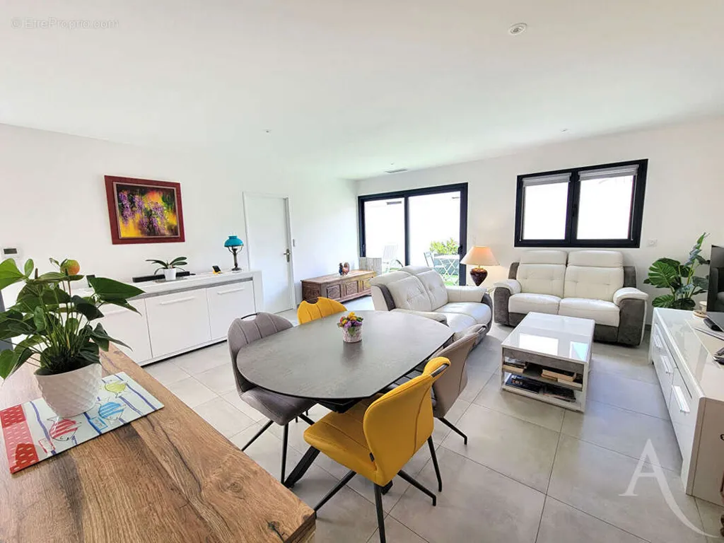 Salle à manger - Maison Moderne avec Jardin à Ortaffa