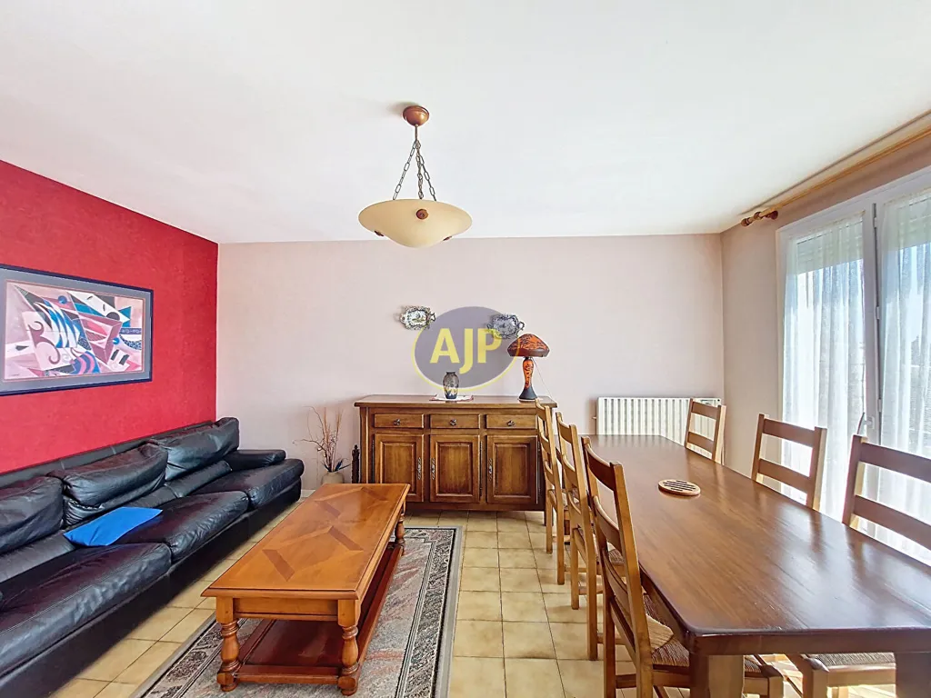 Elutuba - 3-Bedroom Apartment with Balcony in Merignac