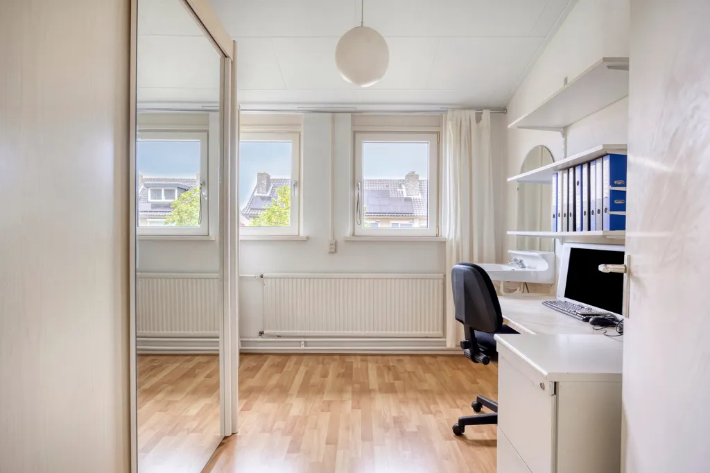 Office - Split-Level House with Garden in Heesterakker