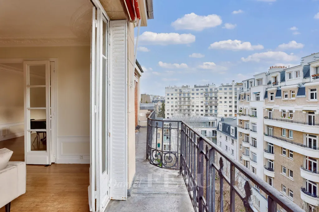 Balcony - Luxury Apartment with Balcony in Paris 16th