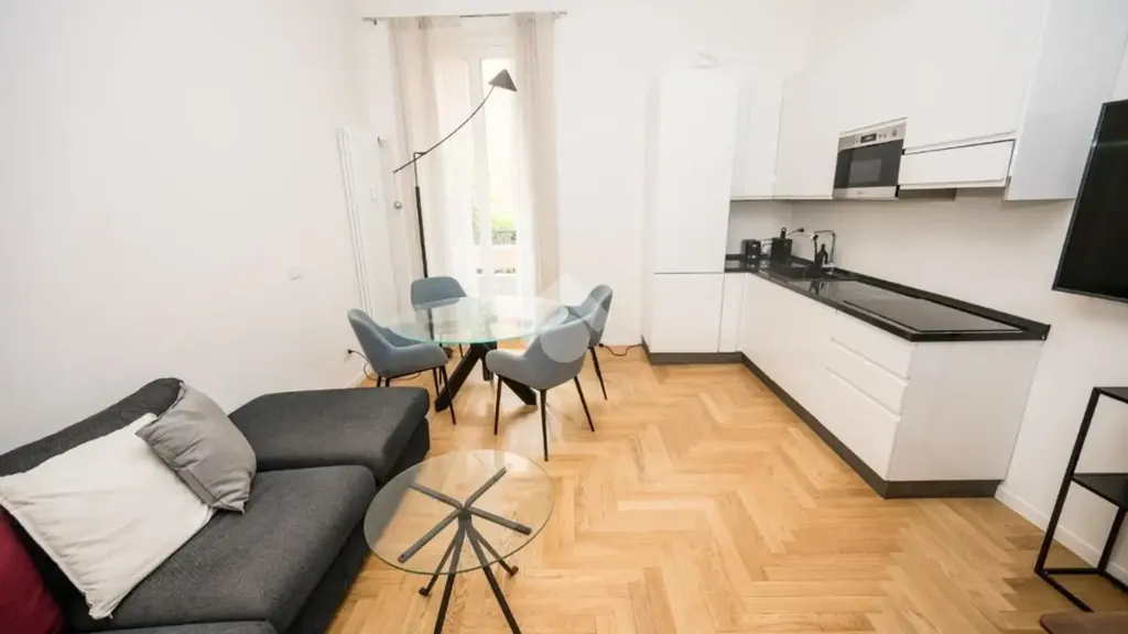 Elutuba - Elegant Trilocale with Balcony in Milan