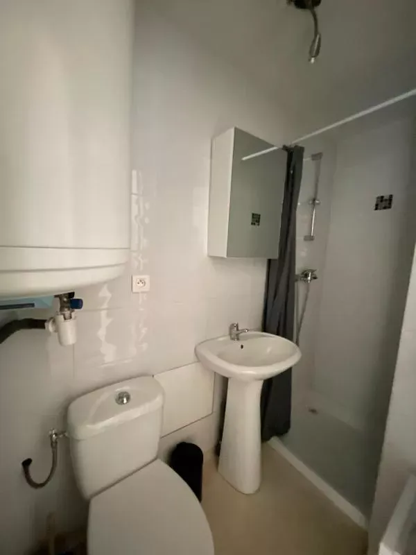 Salles de bain - T1 Bis Meublé avec Kitchenette à Rodez