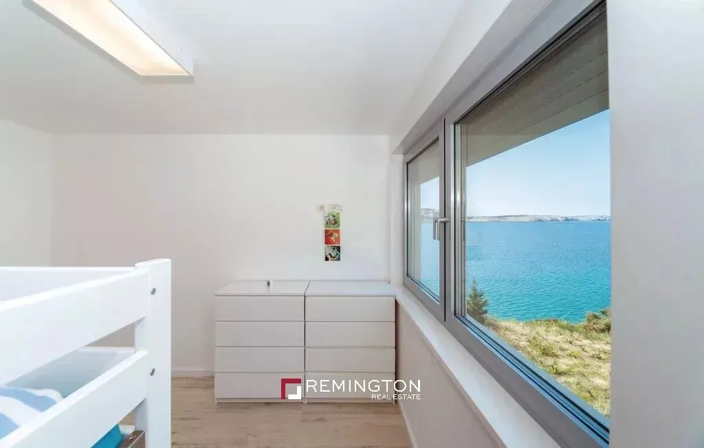 Magamistoad - Waterfront Penthouse with Private Beach in Pag