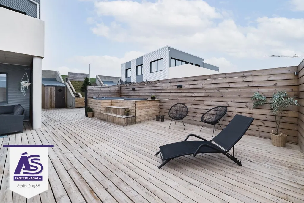 Terrazza - Newly Built Duplex with Garden in Skarðshlíð
