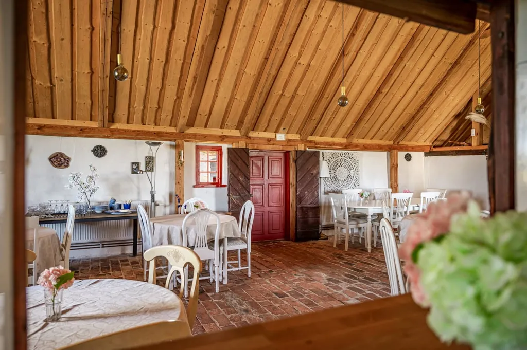 Söögituba - Historic Cross-Vaulted Farmhouse with Restaurant in Halland