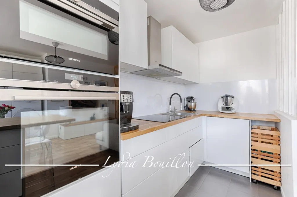 3-Bed Apartment with Balcony in La Défense
