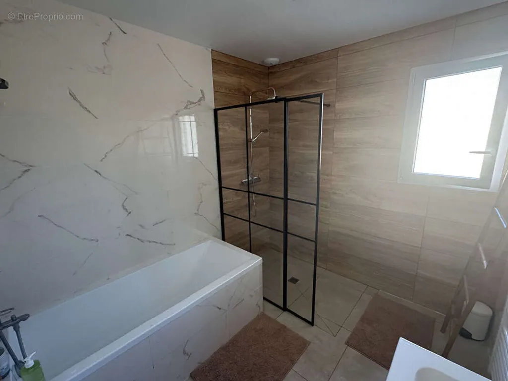 Salles de bain - Maison Contemporaine avec Jardin à Hostens