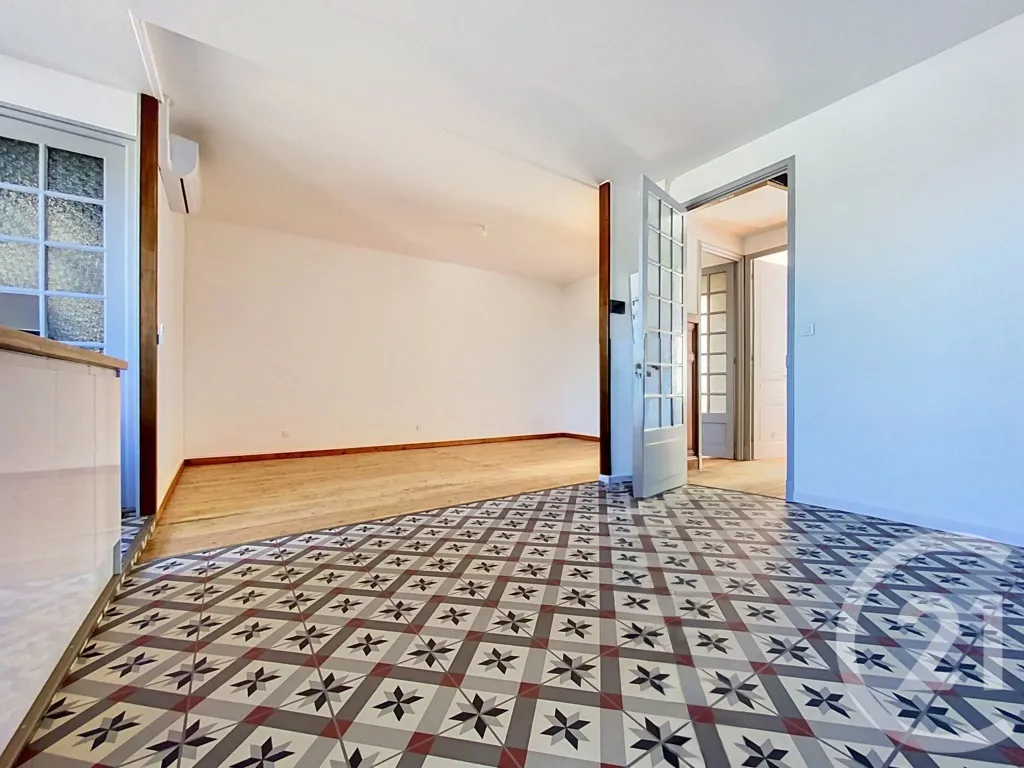 Esik - Fully Renovated 3-Bed Flat in Rochefort Centre