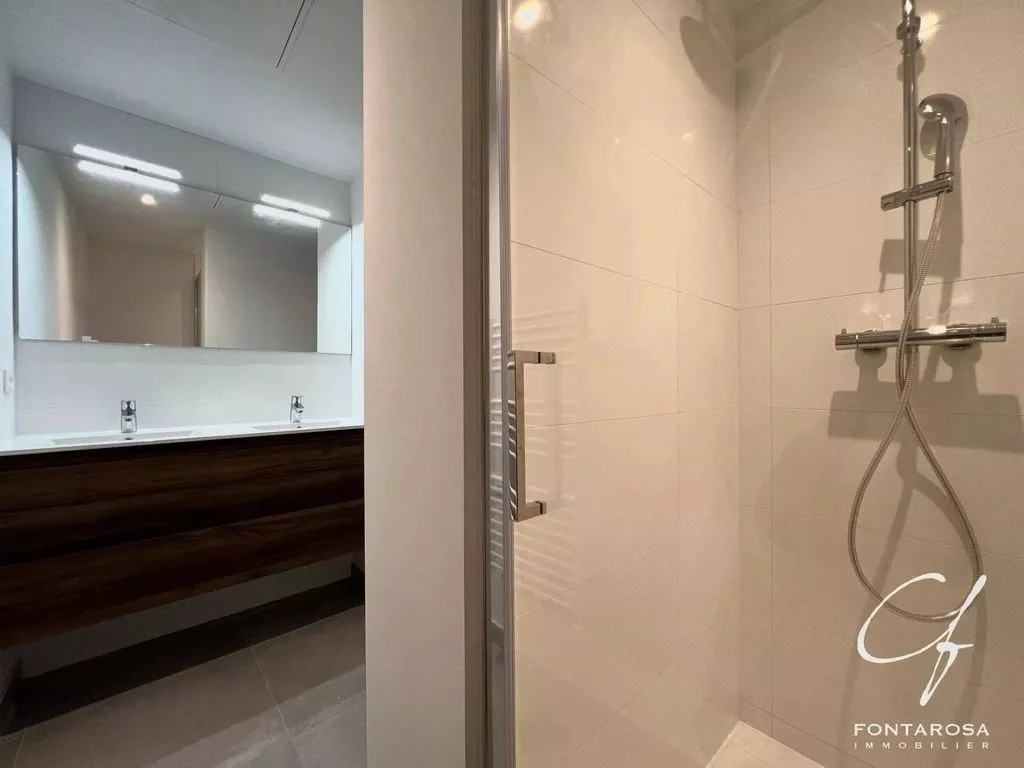 Salles de bain - Appartement de luxe avec jardin à Saint-Raphaël