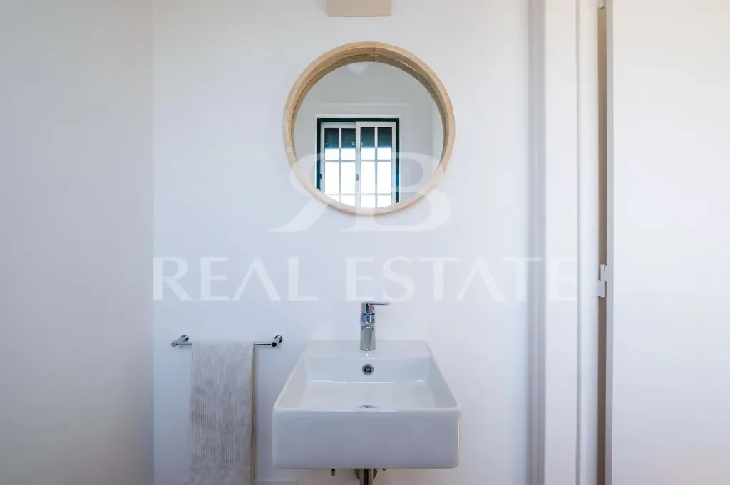 Bathrooms - Renovated Apartment with River View in Restelo