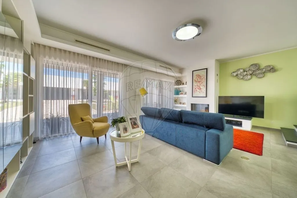 Elutuba - Luxury Villa with Extensive Land in Torres Novas