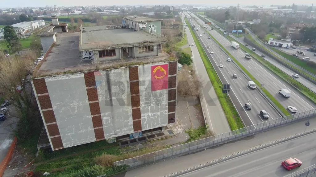 Õhuvaade - Commercial Building with High Visibility on SS36, Desio