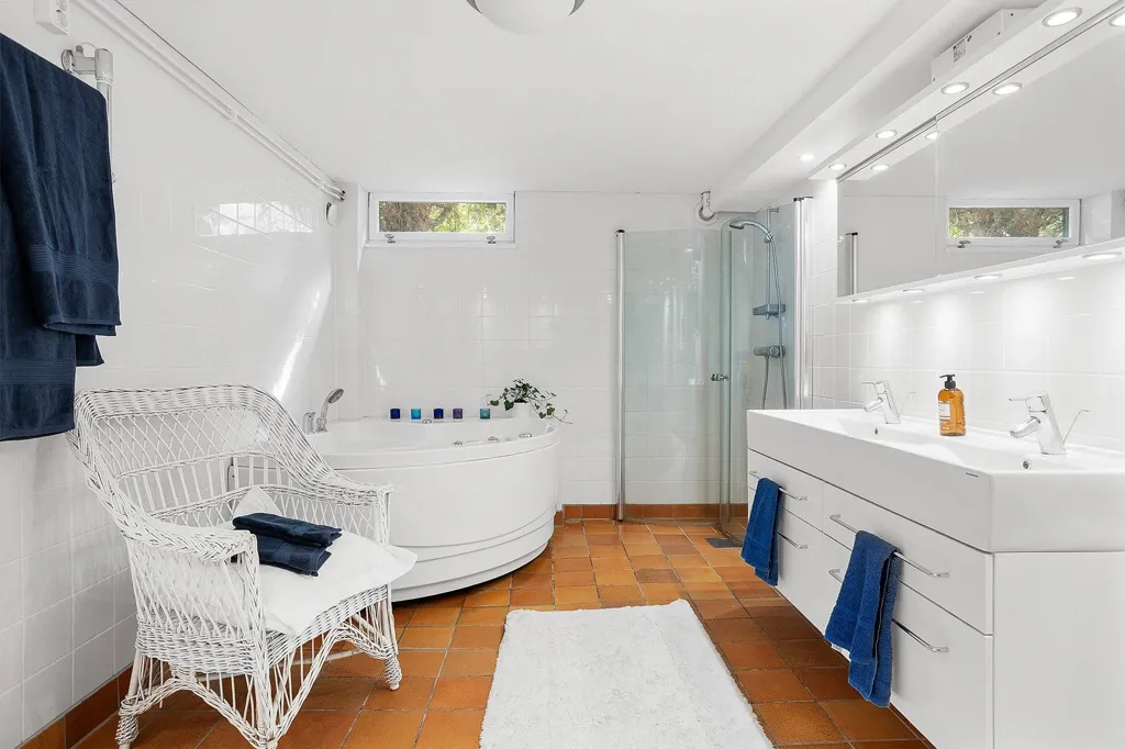 Salles de bain - Classic Villa with Parkett Floors in Kalmar