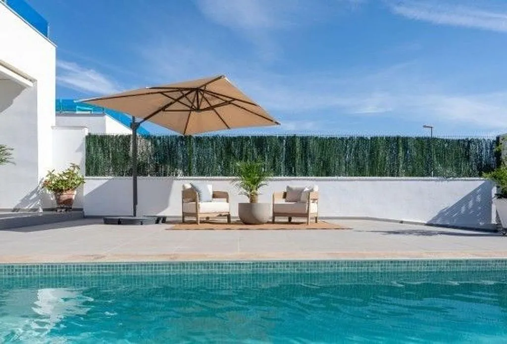 Piscine - Ready-to-Live Villa with Pool in Bigastro