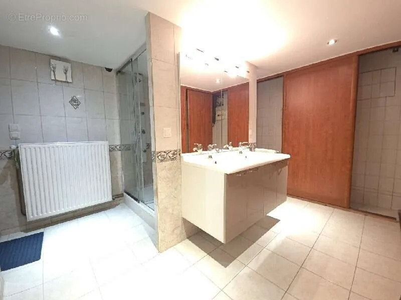 Bathrooms - Well-Maintained House with Garden in Nogent-Sur-Oise