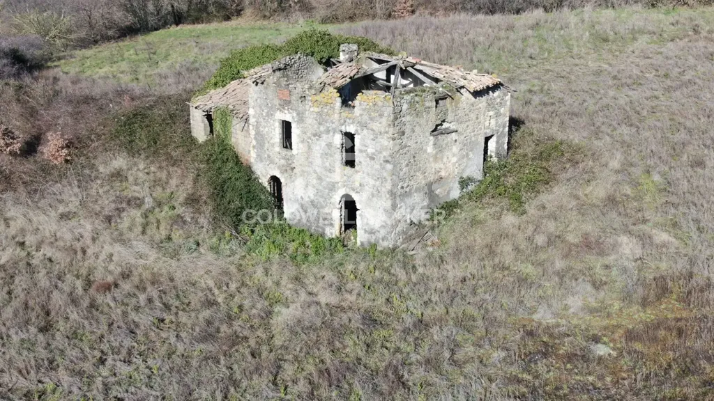 Vista aerea - Due casali da ristrutturare con terreno a Latera