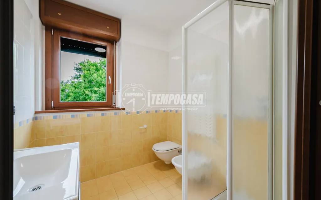 Salles de bain - Two-Bedroom Apartment with Balcony in Trezzano Sul Naviglio
