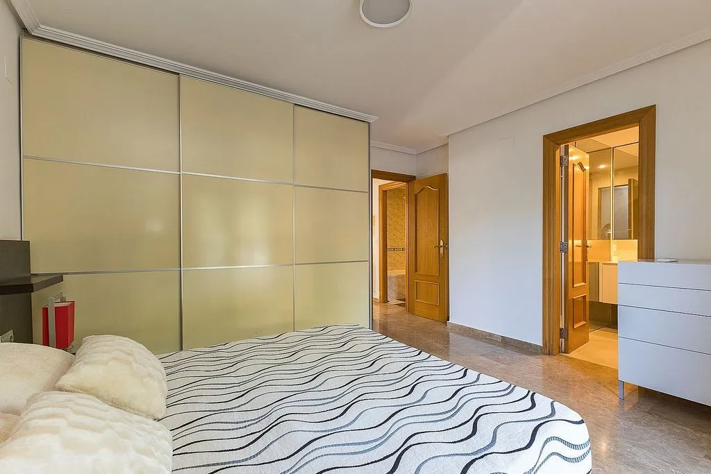 Chambres - Terraced Semi-Detached House in Picanya