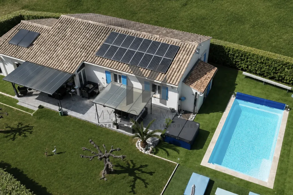 Vue aérienne - Villa avec Piscine et Vue sur la Sainte Baume à Nans-les-Pins