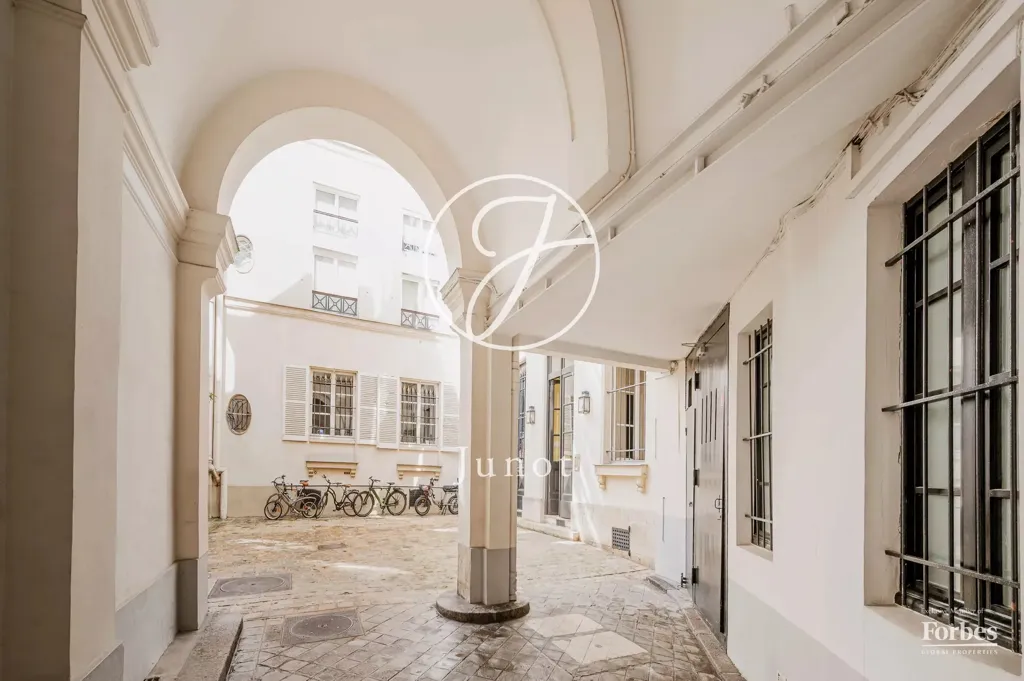Giardino - Renovated Duplex with High Ceilings in Paris 75007