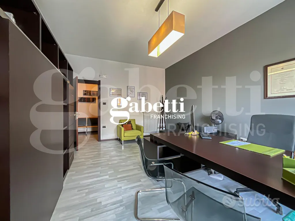 Bureau - Income-Generating Apartment in Central Pompeii