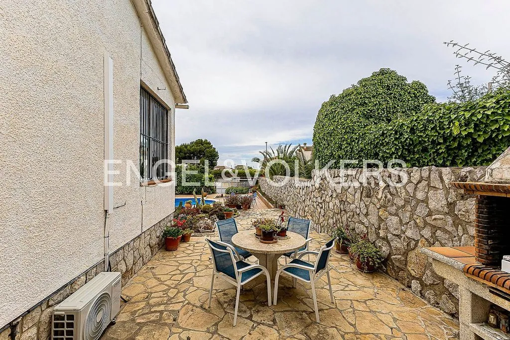 Terrass - Single-Storey Chalet with Pool in El Parc de Cubelles