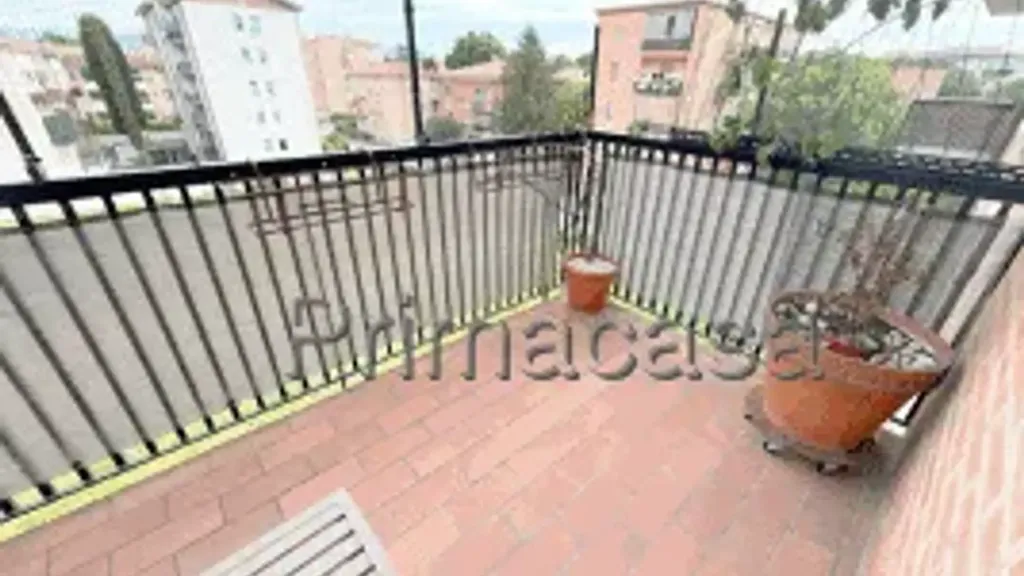 Rõdu - Quadrilocale with Balcony in Verona