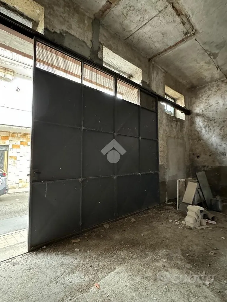 Garage - Warehouse for Renovation with Courtyard in Pozzilli