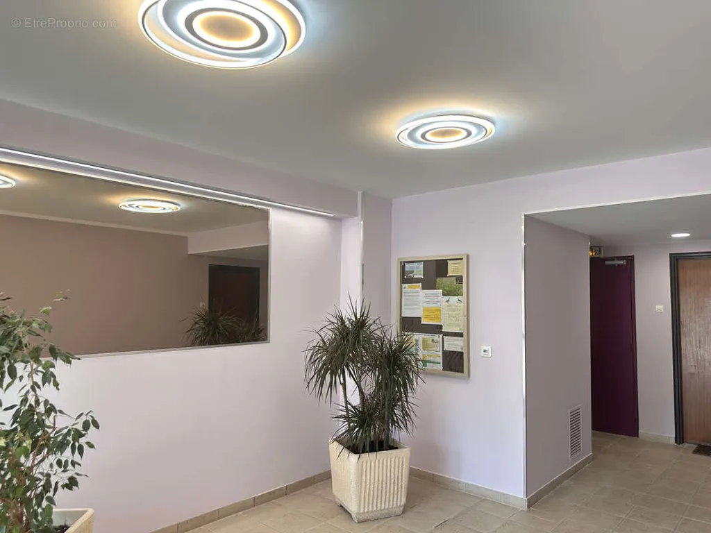 Esik - Bright 4-Bed Flat with Balcony in City Centre
