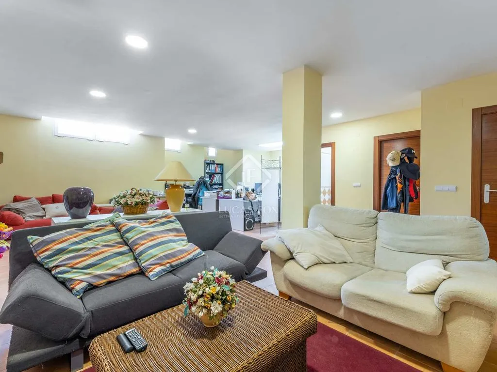 Elutuba - Luxury Villa with Pool and Mountain View in Alicante