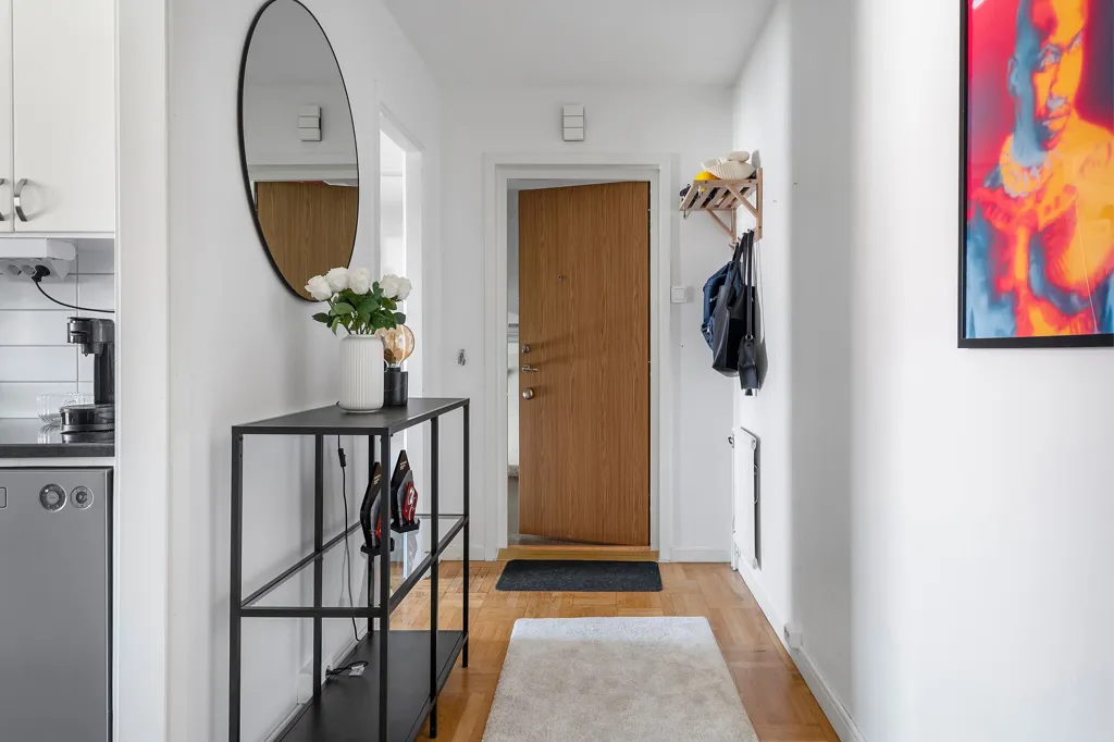 Entrée - Two-Bedroom Apartment with South-Facing Balcony in Teg