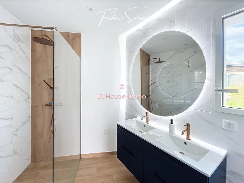 Salles de bain - Maison Contemporaine avec Piscine à La Jarrie