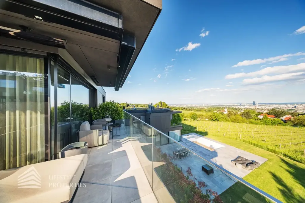 Terrasse - 4-Bedroom Apartment with Panoramic Balcony in Vienna