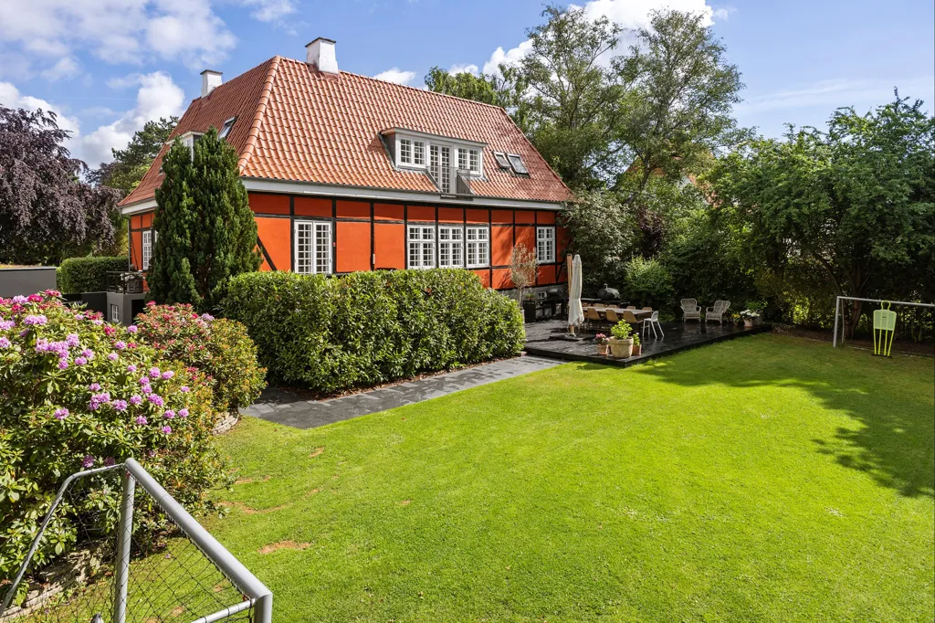 Giardino - 1919 Villa with Garden in Charlottenlund