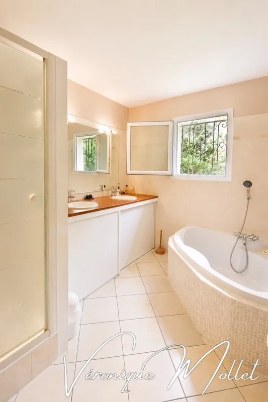 Salles de bain - Maison Contemporaine de Plain-Pied avec Jardin à Proximité