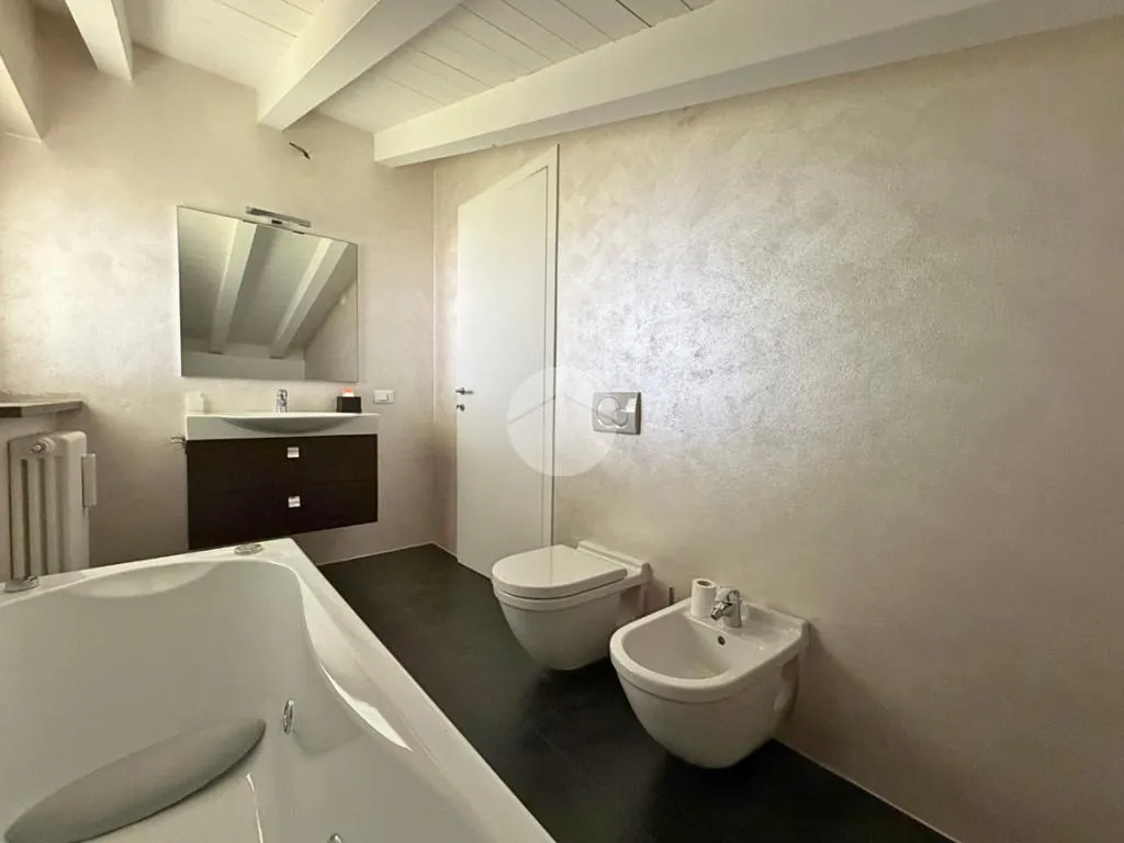 Salles de bain - Refined Two-Level Apartment with Lake View in Sarnico