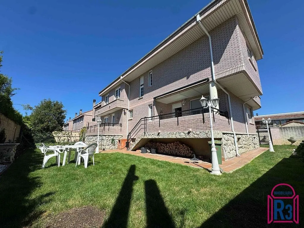 Aed - Semi-detached House with Pool in Villaquilambre