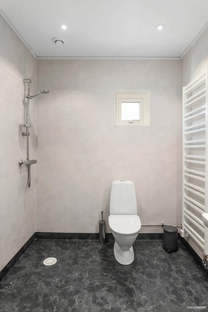 Salles de bain - Modern Enplan Villa with Garden in Asarum