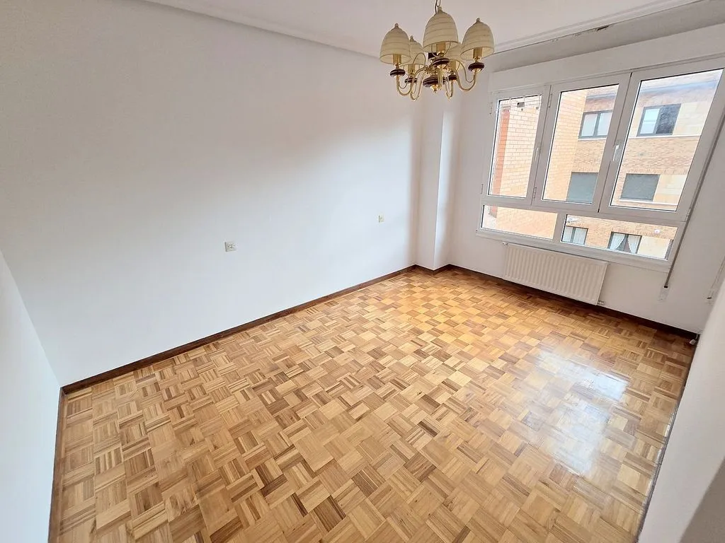 Toad - 3-Bedroom Flat with Garage in El Llano, Gijón