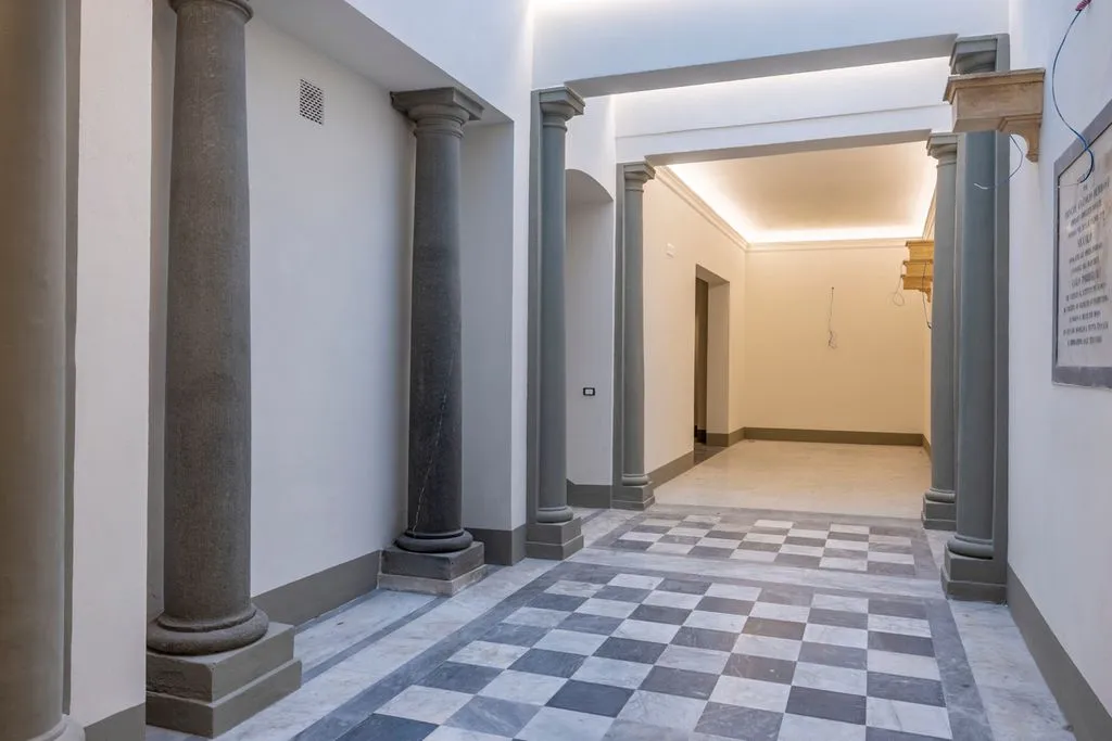 Esik - Luxury Flat in Historic Palazzo, Florence