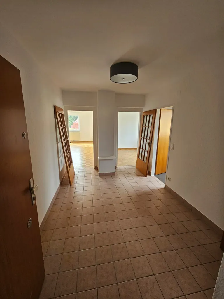 Entrée - Sunlit Apartment with Balconies in Quiet Area