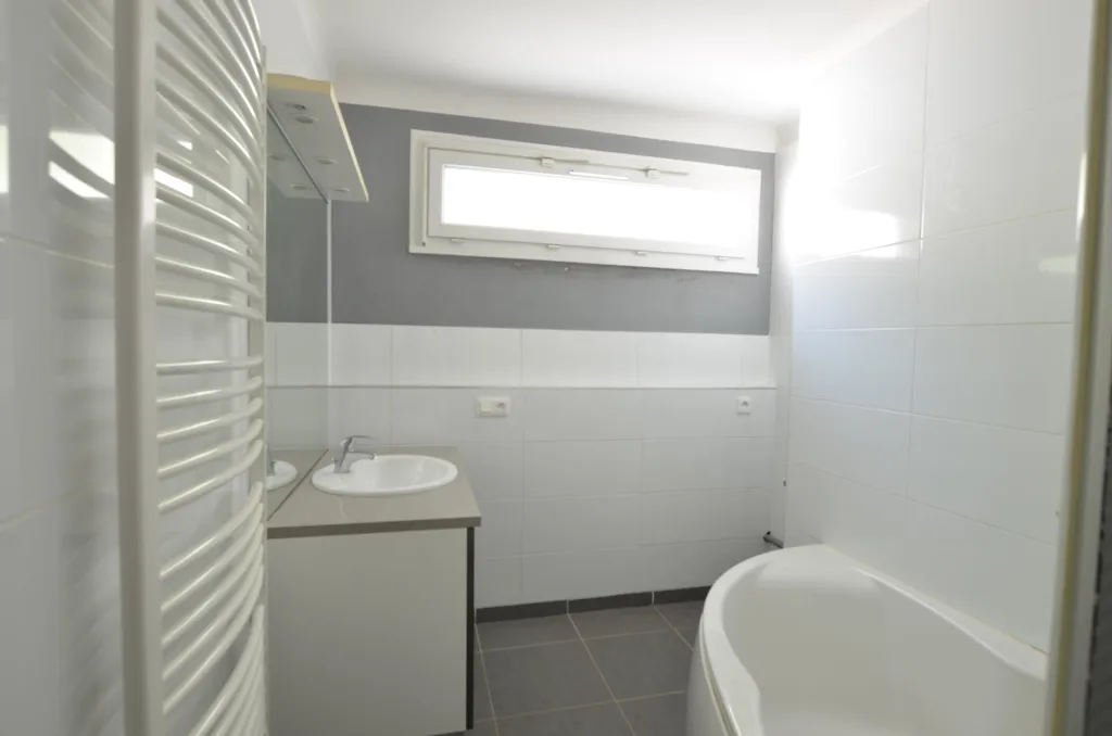 Salles de bain - Appartement rénové avec box à Unieux