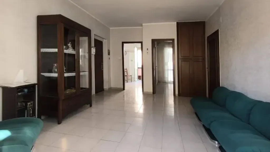 Esik - Bright Trilocale with Balcony in Cosenza